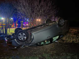 Árokba borult egy autó Jászárokszállásnál