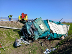 Árokba csapódott egy teherautó az M4-esen