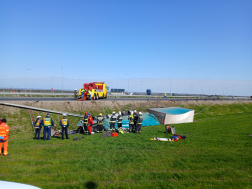 Árokba csapódott egy teherautó az M4-esen