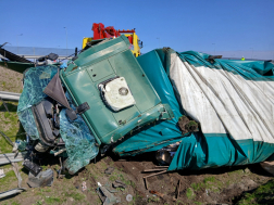 Árokba csapódott egy teherautó az M4-esen