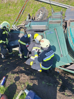 Árokba csapódott egy teherautó az M4-esen