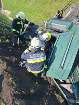 Árokba csapódott egy teherautó az M4-esen