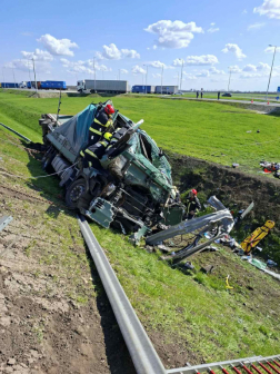 Árokba csapódott egy teherautó az M4-esen