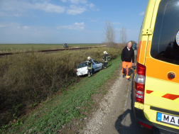 Lesodródott az útról egy autó Karcagnál