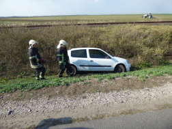 Lesodródott az útról egy autó Karcagnál