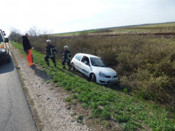 Lesodródott az útról egy autó Karcagnál