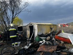 Hulladék égett egy szolnoki udvaron