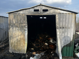 Hulladék égett egy szolnoki udvaron