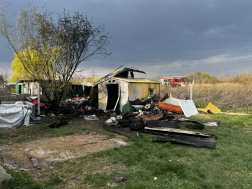 Hulladék égett egy szolnoki udvaron