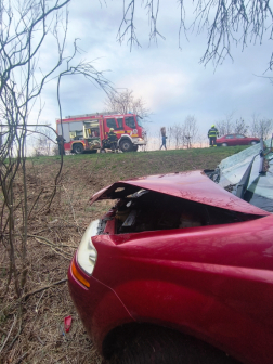 Árokba csapódott egy autó Abonynál
