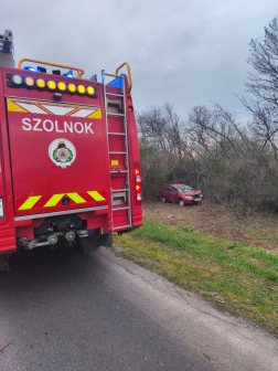 Árokba csapódott egy autó Abonynál