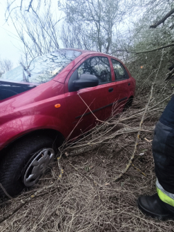 Árokba csapódott egy autó Abonynál