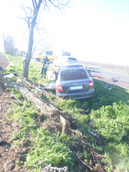 Árokba csapódott egy autó Jászberénynél