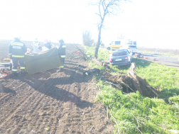 Árokba csapódott egy autó Jászberénynél