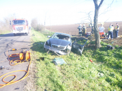Árokba csapódott egy autó Jászberénynél