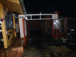 Egy ház terasza és garázsa égett Karcagon