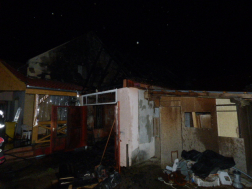 Egy ház terasza és garázsa égett Karcagon