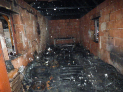 Egy ház terasza és garázsa égett Karcagon