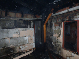 Egy ház terasza és garázsa égett Karcagon