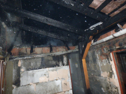 Egy ház terasza és garázsa égett Karcagon