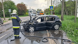 Baleset után gyulladt ki egy autó Szolnoknál