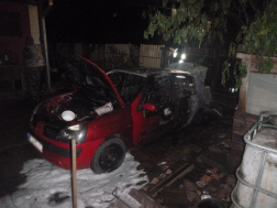 Kigyulladt egy autó Szolnokon