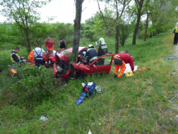 Fának ütközött egy autó Karcagnál