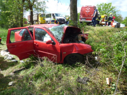 Fának ütközött egy autó Karcagnál