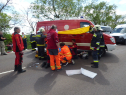 Fának ütközött egy autó Karcagnál