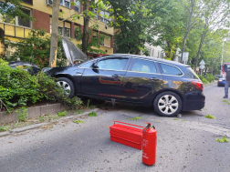 Fának hajtott egy autó Szolnokon