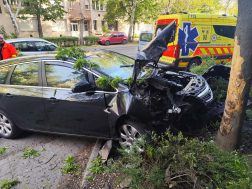 Fának hajtott egy autó Szolnokon