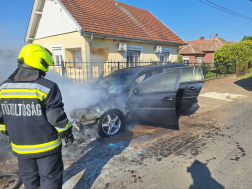 Égő járművet oltottak a tűzoltók Szajolban