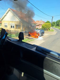 Égő járművet oltottak a tűzoltók Szajolban