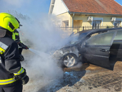 Égő járművet oltottak a tűzoltók Szajolban