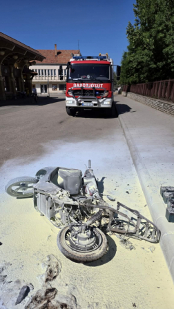 Kigyulladt egy elektromos robogó a jászapáti buszpályaudvaron