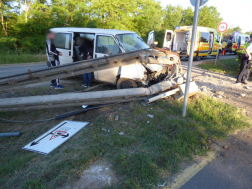 Oszlopnak ütközött kisbusz