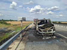 Kigyulladt egy kisteherautó az M44-esen