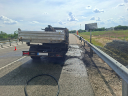Kigyulladt egy kisteherautó az M44-esen