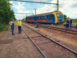 Kisiklott egy vonat újszászon