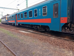 Kisiklott egy vonat újszászon