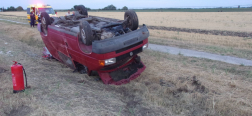 Felborult egy utánfutós kisbusz Cserkeszőlőnél