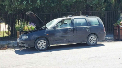 Egy autó motortere füstölt Tiszafüreden