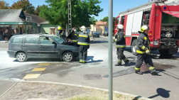Egy autó motortere füstölt Tiszafüreden