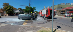 Egy autó motortere füstölt Tiszafüreden