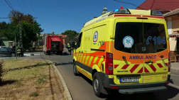 Egy autó motortere füstölt Tiszafüreden