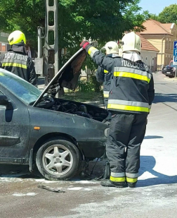 Egy autó motortere füstölt Tiszafüreden