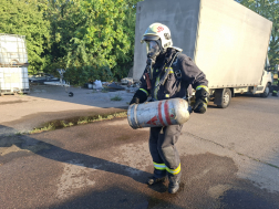 Tucatnyi veszélyes palack volt az égő szolnoki csarnokban