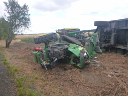 Felborult egy búzaszállító traktor Jászdózsánál