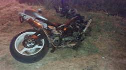 Parkoló autónak ütközött egy motorkerékpár Szolnokon