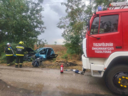 Villanyoszlopot ütött ki egy autó Tiszaföldvárnál